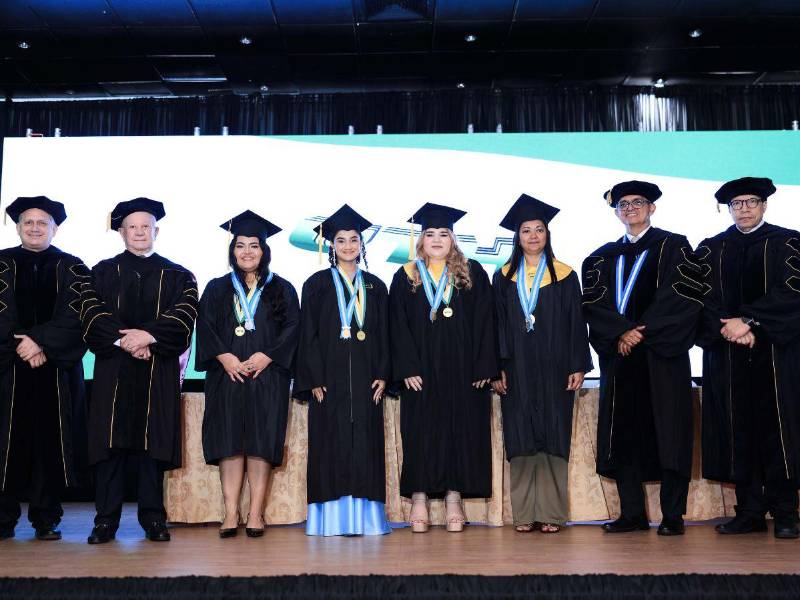 Las autoridades académicas junto a las estudiantes destacadas de la promoción.