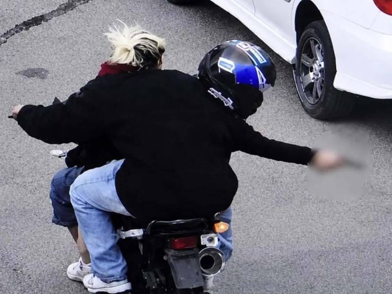 Imagen del video de los sicarios en moto en el momento que le disparan al taxista.