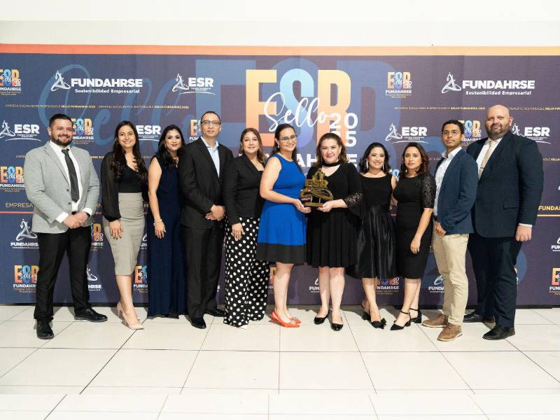 Miriam Kafie, gerente de Responsabilidad Social Empresarial de Lacthosa, junto a un grupo de ejecutivos y colaboradores de Lacthosa durante la ceremonia.