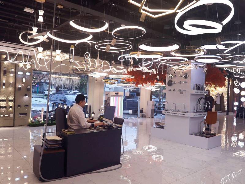 En la sala de ventas de Barrio Santa Ana en San Pedro Sula encontrará luminarias LED de última generación.