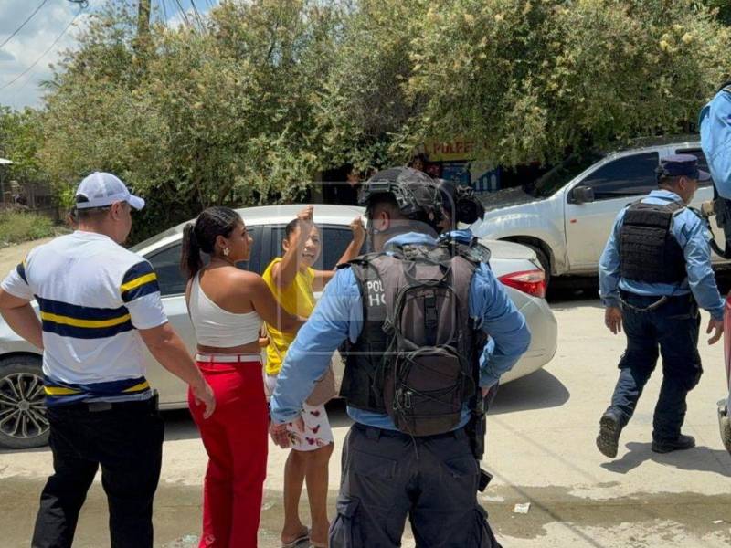 Familiares de las personas detenidas llegaron hasta el lugar de los hechos.