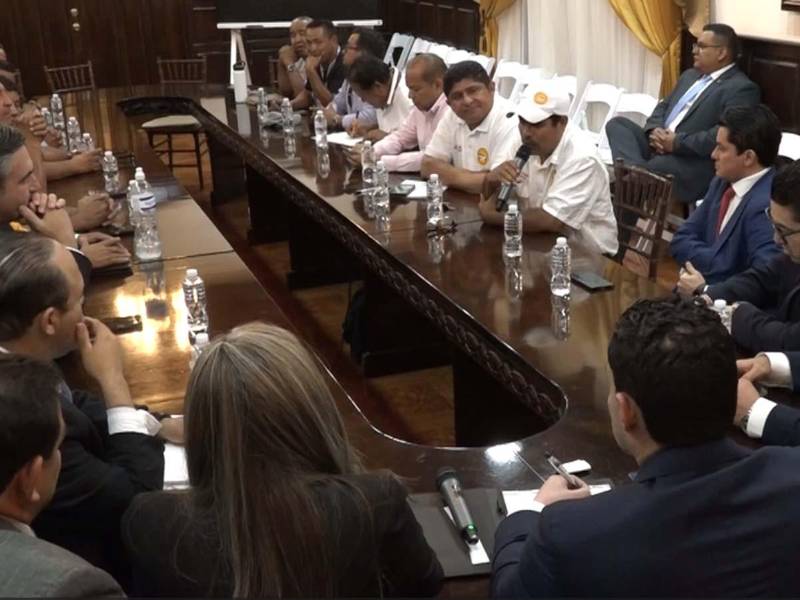 Representantes de taxistas tradicionales y de plataformas digitales durante la reunión con el presidente del Congreso Nacional, Tomás Zambrano, donde acordaron continuar el diálogo.