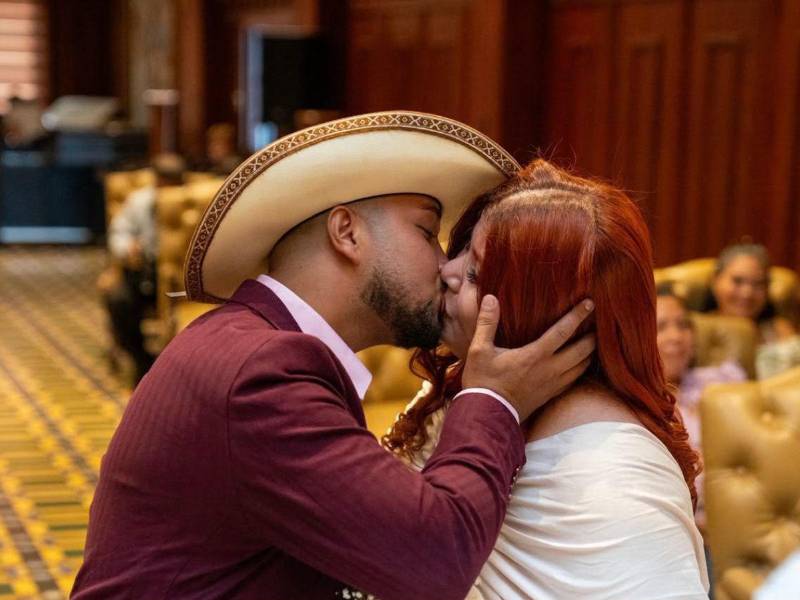 Hubo derroche de amor y también de moda en el salón consistorial durante la celebración de los últimos matrimonios civiles celebrados previo al gran evento del proyecto Bodas de Caná, impulsado por la municipalidad.