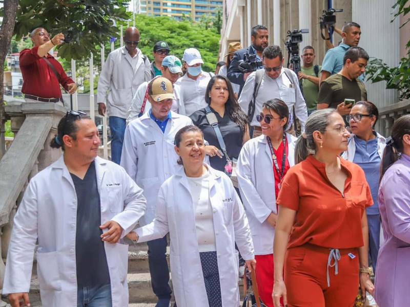 Delegación del Colegio Médico de Honduras ingresa a Casa Presidencial para participar en la mesa de diálogo con el Gobierno sobre la crisis en el sistema de salud público.