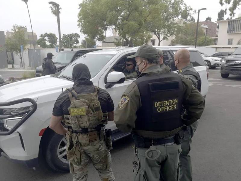 Agenes de ICE y de policía se preparan para realizar redadas en el sur de California.
