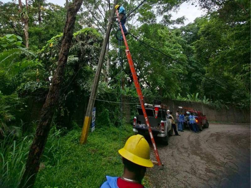 El paseo o sendero de la Coca Cola está siendo iluminado y se están colocando más de 20 lámparas.