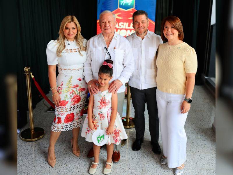 Emma, Roger D., Emma Valentina, Roger E. y Melina Valladares momentos previos a la develación del reconocimiento.