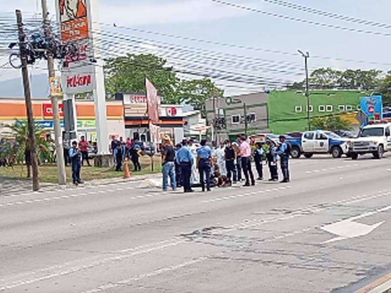 Escena del ataque armado ocurrido en las inmediaciones del Seguro Social en San Pedro Sula, donde dos jóvenes fueron atacados a balazos durante la madrugada.