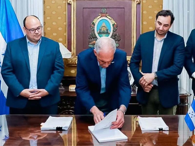 El presidente Nasry Asfura firma la Ley de Energía Eléctrica durante un acto realizado en Casa Presidencial.