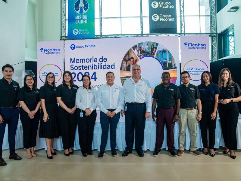 Ejecutivos de Grupo Ficohsa presentes en el lanzamiento de la Memoría de Sostenibilidad 2024, donde se muestra los avances de la institución en materia ambiental, social y de gobernanza (ASG).