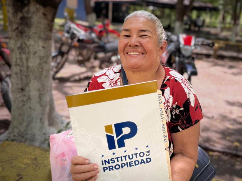 Familias de Olanchito recibieron sus títulos de propiedad después de años de espera, durante una jornada que brindó certeza jurídica sobre sus terrenos.