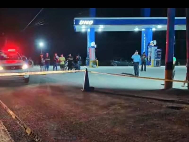 Agentes de la Policía Nacional acordonaron la escena frente a una gasolinera en San Juan de Opoa, Copán.