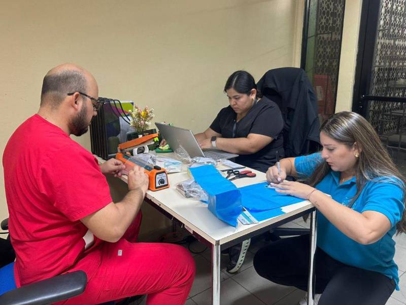 El doctor Lexys Meza y personal de farmacia preparan entrega de medicamentos de pacientes del hospital Mario Rivas.