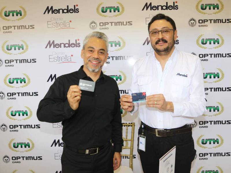 Eduardo Posadas, jefe de Optimus Card, zona centro y Alejandro Oyuela, Gerente Comercial de Tiendas Mendels