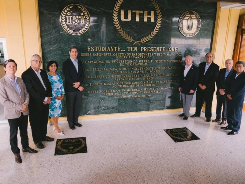 La delegación consular durante el recorrido y encuentro desarrollado en UTH.