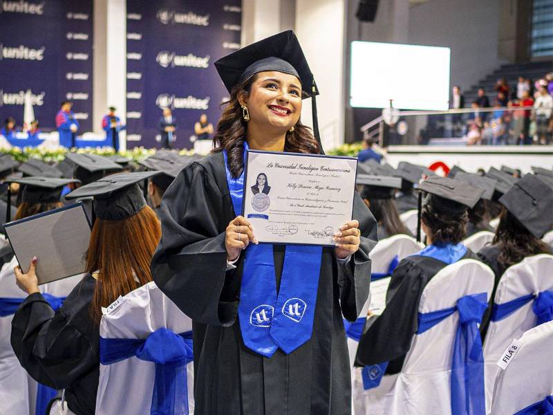 Con orgullo y emoción los graduados comparten sonrisas con sus seres queridos.