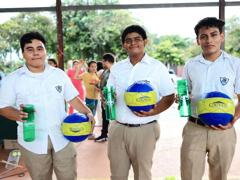 Supermercados Colonial y UTH premiaronn a jóvenes que participaron en las actividades.