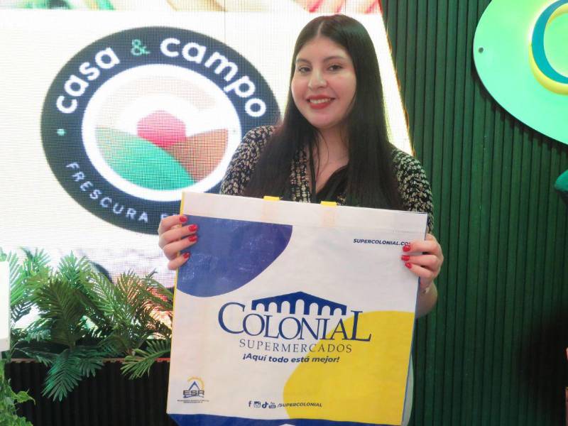 Yessi Perdomo, con una de las bolsas reutilizables que se entregaron durante el evento.