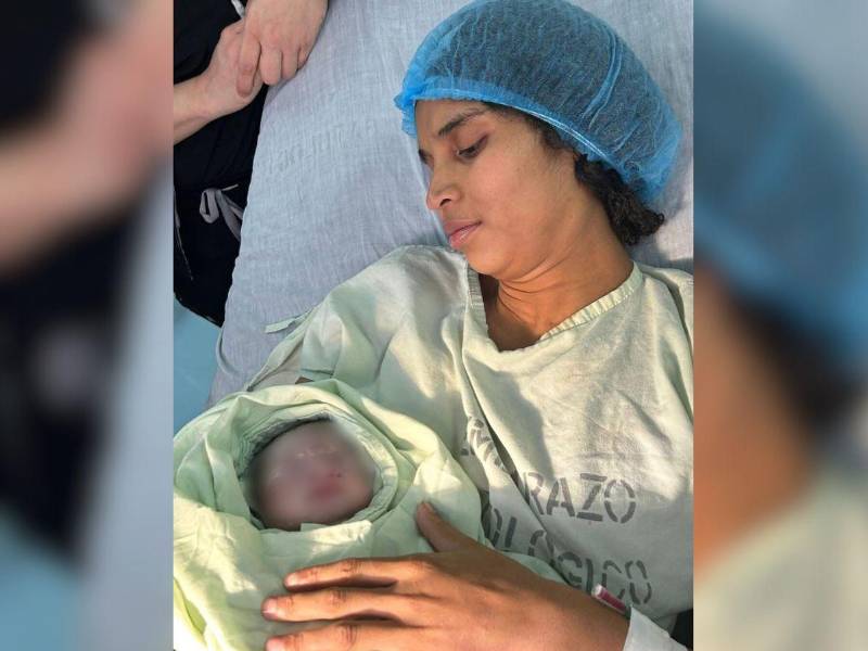 El recién nacido junto a su madre.