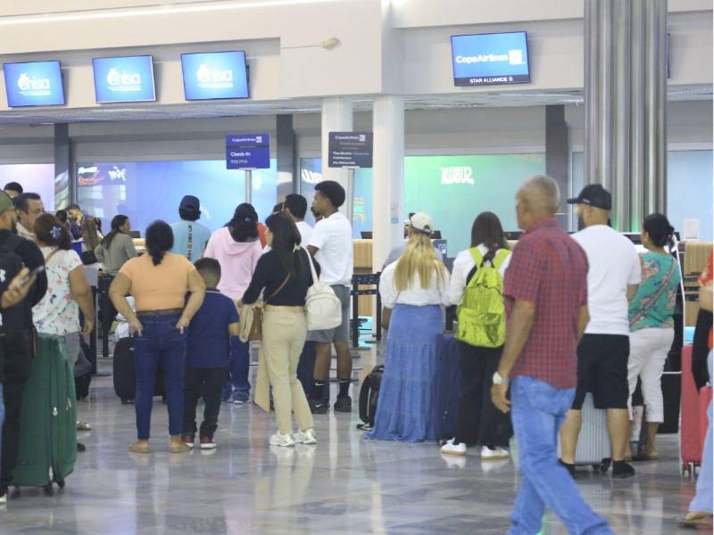 Honduras cuenta con cuatro aeropuertos internacionales ubicados en San Pedro Sula, La Ceiba, Roatán y Comayagua, por donde circulan más de dos millones de viajeros al año. Entre ellos, el Aeropuerto Internacional Ramón Villeda Morales se mantiene como uno de los más activos del país.