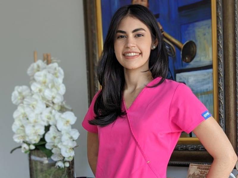 Incluir electrolitos en el agua puede ayudar a mejorar la retención de líquidos, mantener la sensación de sed, explica Gabriela Alejandra Montes, licenciada en nutrición de Hospital Zafiro, Tegucigalpa. Instagram: <a rel=nofollow href=https://www.instagram.com/entrenutrienteshn/?hl=es-la>@entrenutrienteshn</a>.