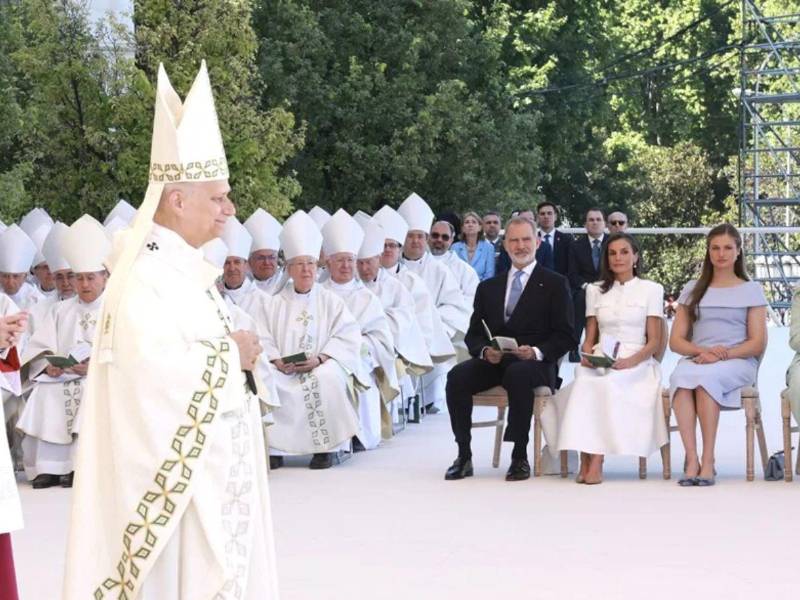 El papa, junto al rey Felipe VI, acompañado de la reina Letizia, la princesa Leonor y la infanta Sofía.