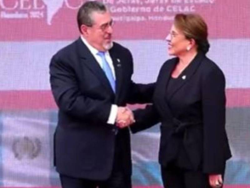 La presidenta de Honduras, Xiomara Castro, recibe al presidente de Guatemala, Bernardo Arévalo.