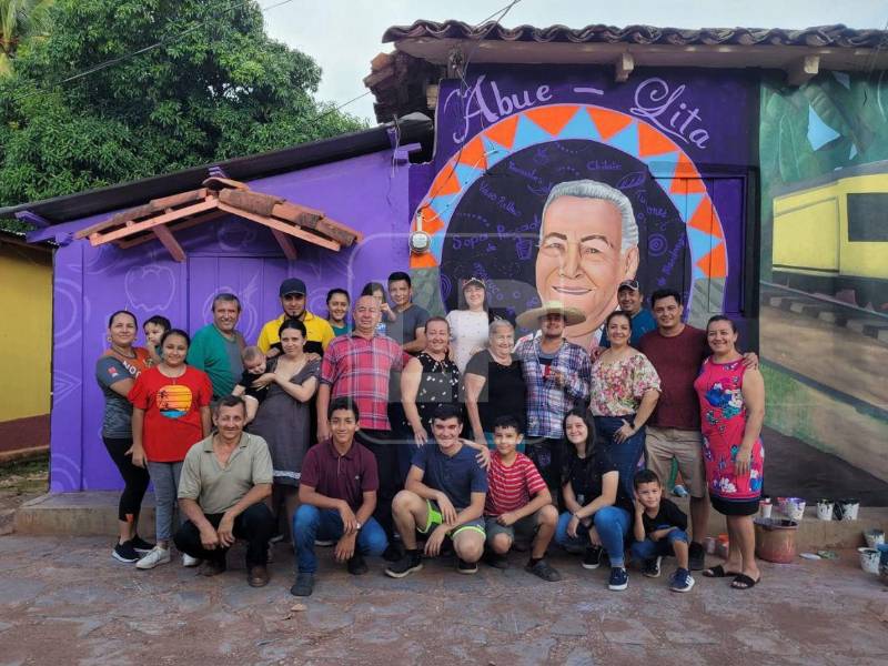 Doña Lita con sus hijos y nietos en el mural que adorna su linda vivienda en Santa Barbara.