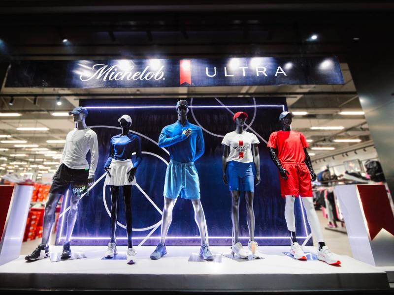 Durante el día, los maniquíes reflejan un estilo de vida activo.