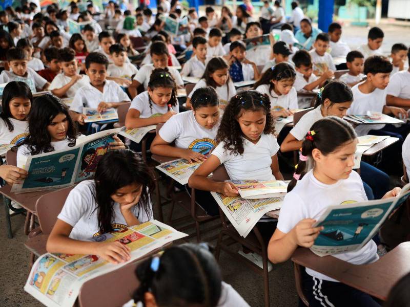 Un grupo de estudiantes leen el primer fascículo de Mente Sana.