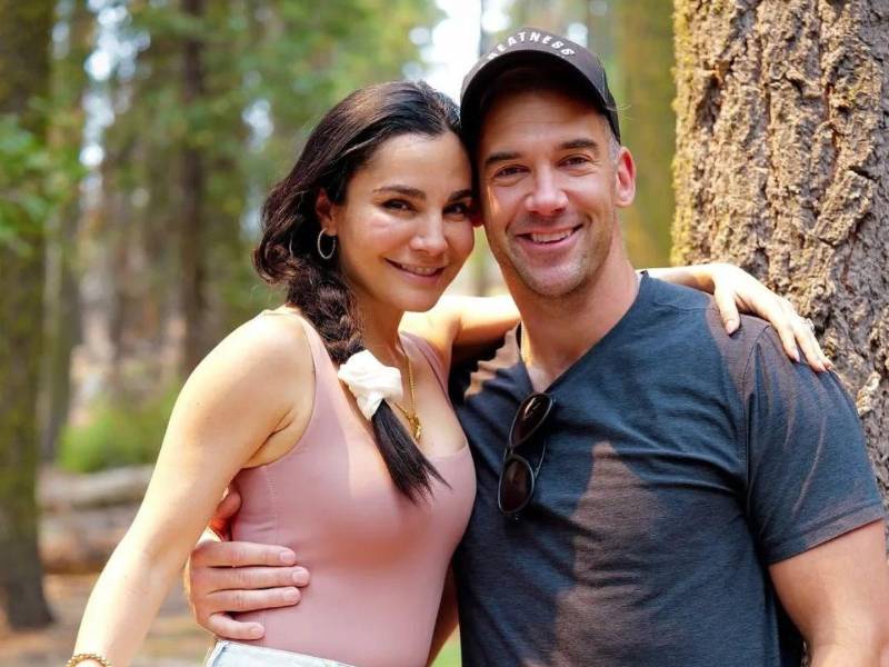 Martha Higareda y su esposo Lewis Howes.