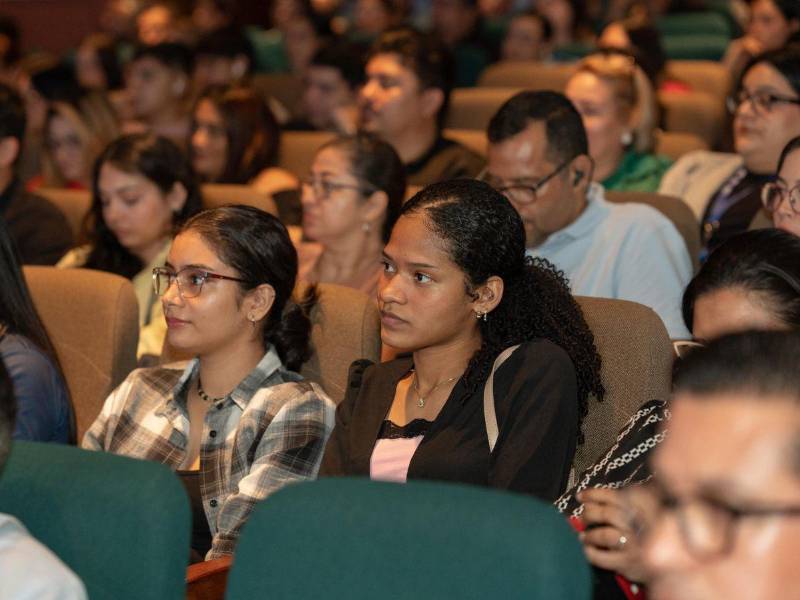 Estudiantes de la Universidad de San Pedro Sula participaron en la conferencia de Stephen M. R. Covey, como parte de las experiencias que USAP impulsa para complementar su formación académica y acercarlos a referentes internacionales en liderazgo e innovación.