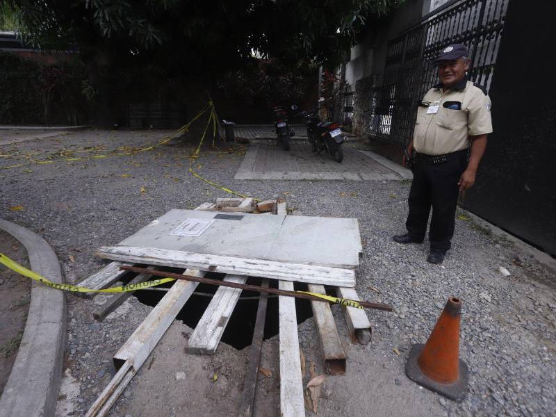 Agujero formado dentro del parqueo de una pizzería en avenida Circunvalación