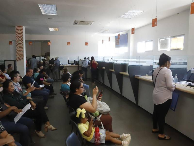 Sampedranos esperan ser atendidos en la oficina central del Registro Nacional de las Personas.