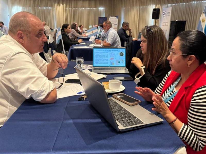 Empresarios argentinos reunidos con representantes de empresas hondureñas durante la rueda de negocios que se realizó en Tegucigalpa.