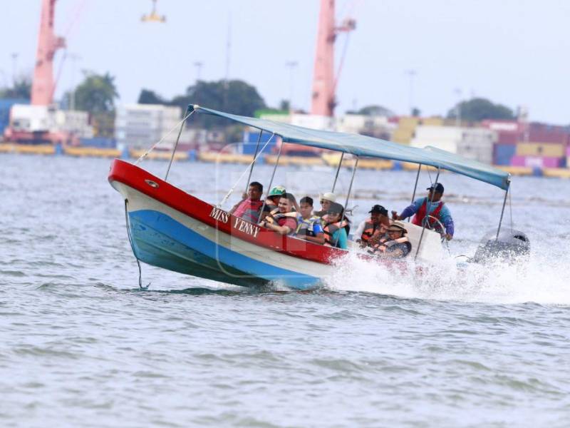 Bajo un cálido sol, decenas de hondureños llegaron a la playa de la Coca-Cola, en Puerto Cortés, para disfrutar de las vacaciones de la Semana Morazánica, uno de los feriados más esperados del año.