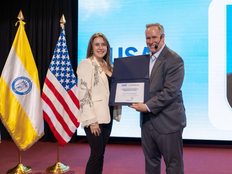 La licenciada Karina Castejón de Jaar, miembro del Consejo de Administración de la Universidad de San Pedro Sula, hizo entrega de un reconocimiento especial a Stephen M. R. Covey, en agradecimiento por su participación y valioso aporte a la comunidad universitaria de USAP.