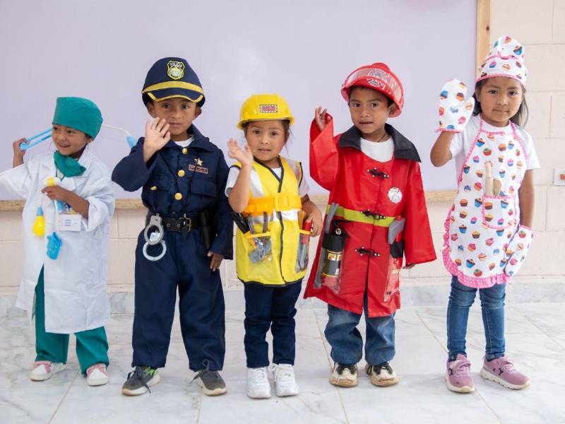 La iniciativa promueve educación de calidad mediante un enfoque integral en comunidades vulnerables.