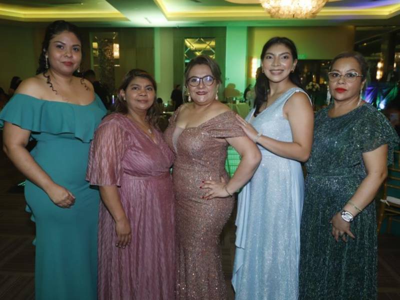 Claudia Méndez, Sidia Gómez, Yadira Dubón, Karla Romero y Francis Hernández