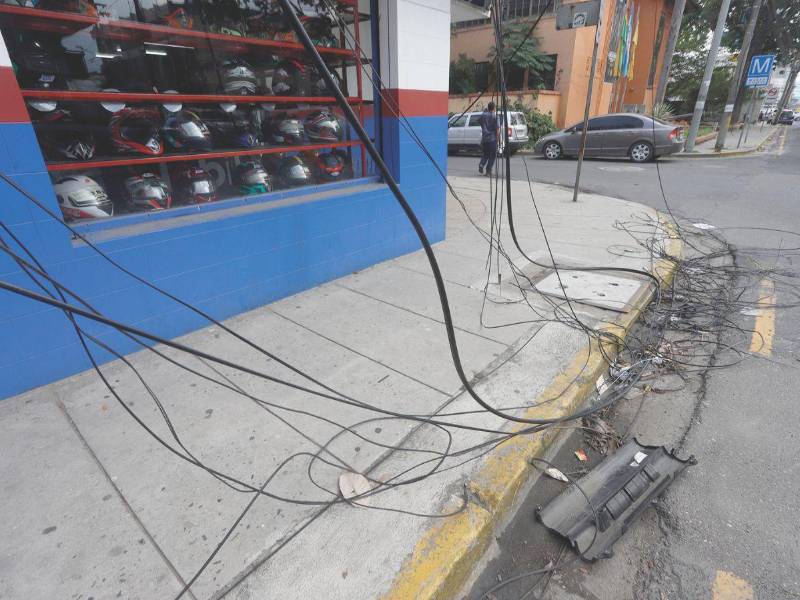 Cables sobre la tercera avenida y cuarta calle del barrio Guamilito.