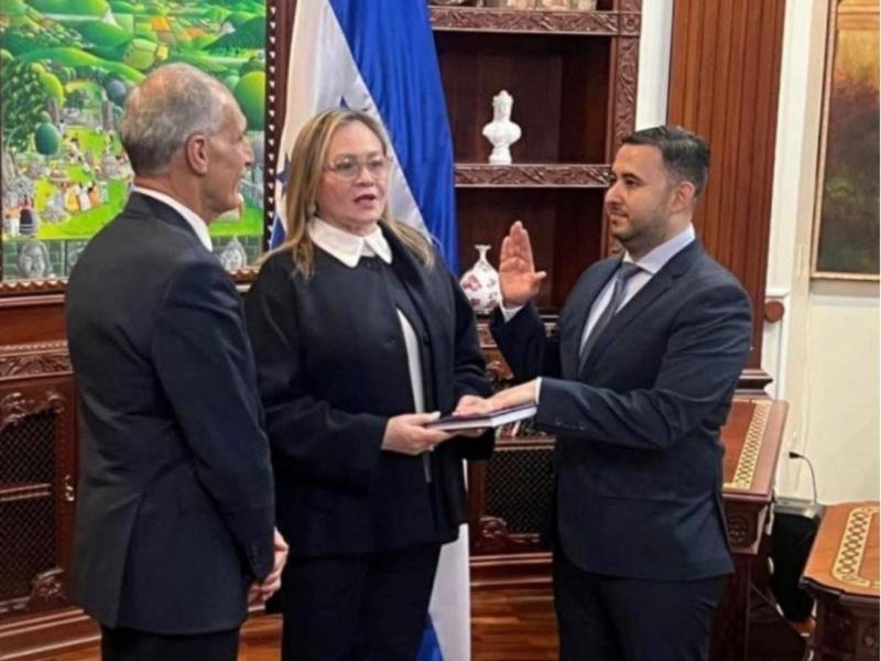 El presidente de la República, Nasry Asfura, juramentó al abogado Luis Torres como director ejecutivo del IP.