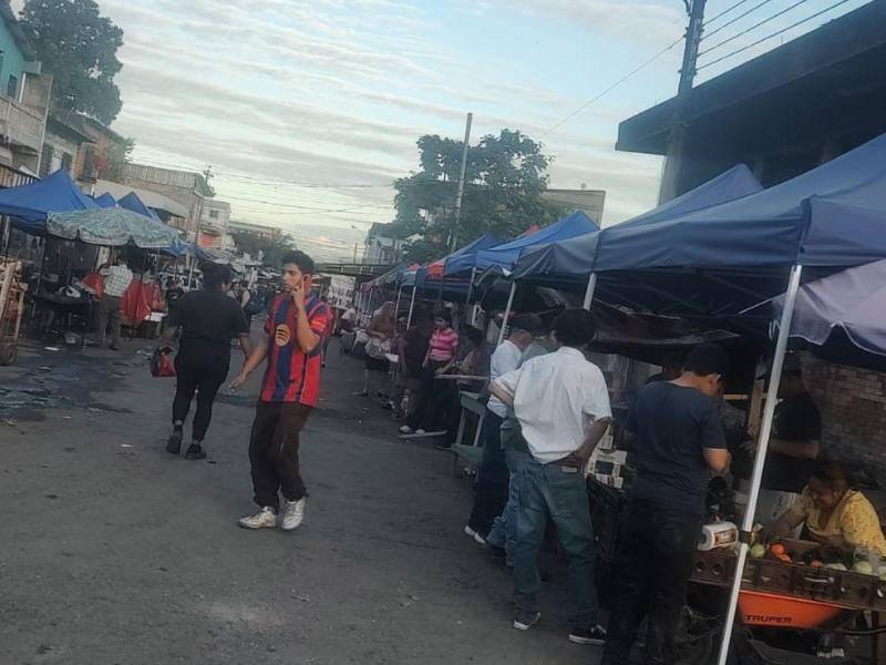 Los afiliados del Sincosih decidieron levantar sus puestos con los fondos que aportan a su asociación para poder comenzar a vender.