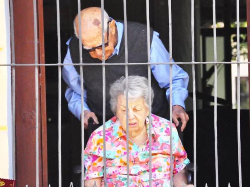 Foto en vida de doña Mercedes Callejas junto a don Jorge Bueso Arias en Copán.