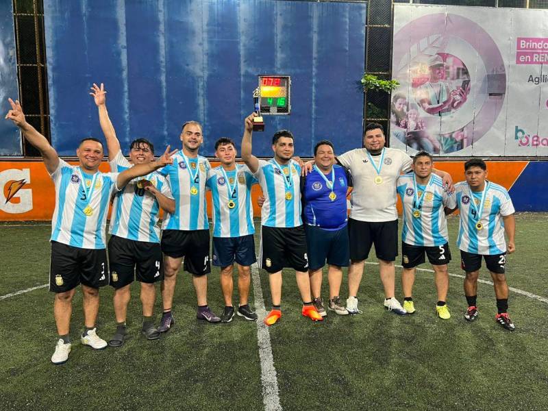Previo a la celebración los colaboradores llevaron a cabo el tradicional futbolito quedándose con el primer lugar el equipo de Orales.