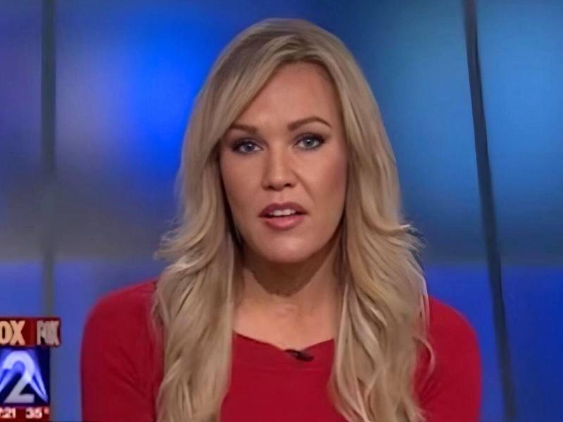 Angelynn Mock, una exconductora de FOX noticias en St. Louis, fue arrestada y acusada de asesinato en primer grado tras presuntamente apuñalar y matar a su madre, Anita Avers, de 80 años, el 31 de octubre de 2025, en Wichita, Kansas.