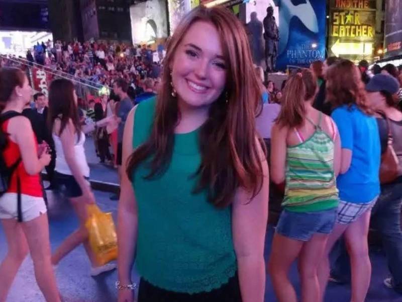 La mujer que murió este lunes en Nueva York tras ser apuñalada en un acto aleatorio en la turística zona de Times Square fue identificada como Erin Piacenti y trabajaba para Bank of America, confirmó la institución bancaria.