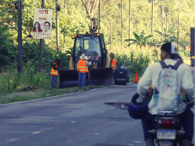 En el tramo carretero de El Progreso a Tela, la maquinaria está trabajando a diario para que esté listo antes de Semana Santa, en esta zona esperan una movilización grande de veraneantes.