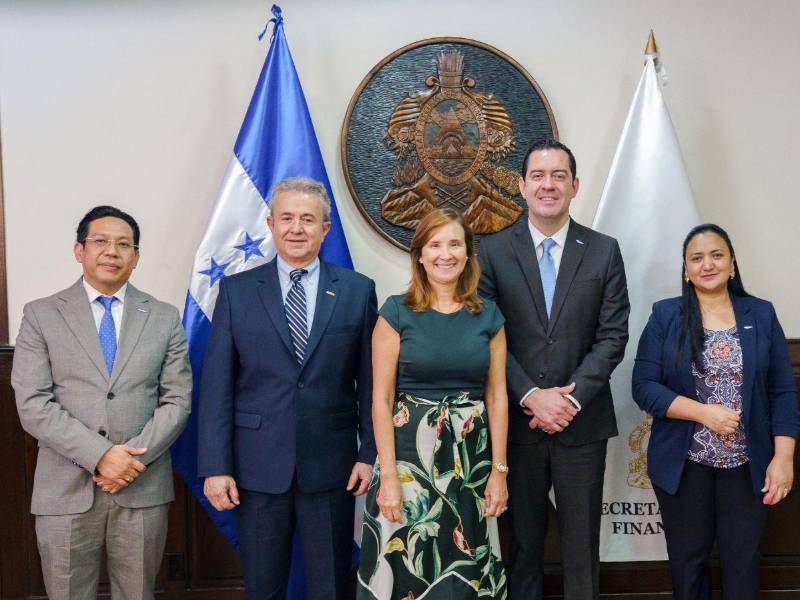 Las reuniones fortalecieron la coordinación institucional para impulsar inversiones estratégicas y ampliar el acceso a servicios esenciales en el país.