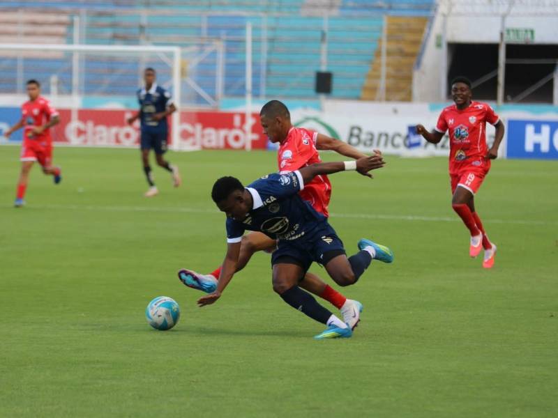 El entrenador Javier López de Motagua mandó un equipo alternativo para medirse al Estrella Roja. Foto David Romero.