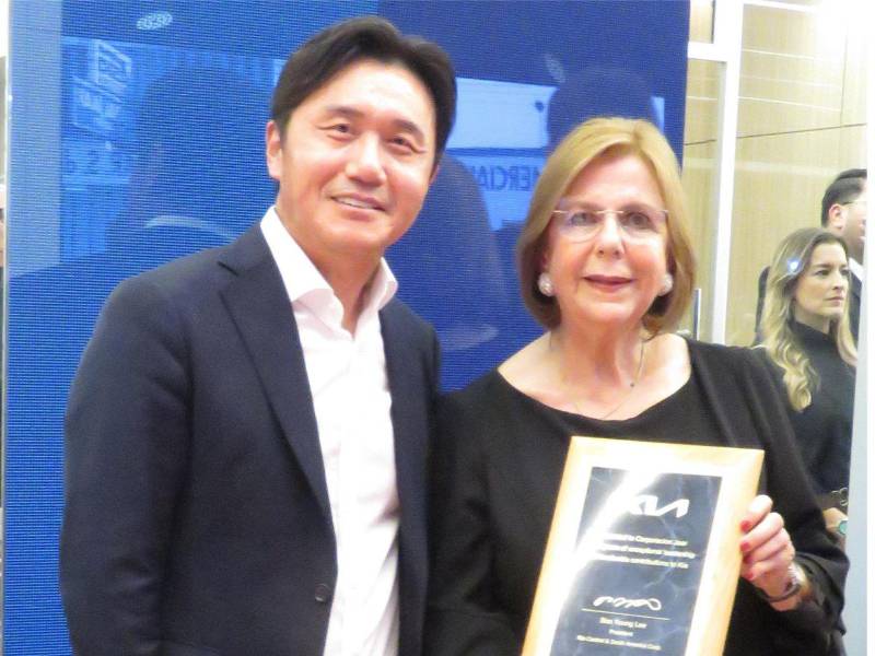 La presidenta de Corporación Jaar y KIA Honduras Delmy Jaar, recibió de Steve Lee, presidente de KIA para Centro y Sur América un reconocimiento especial.